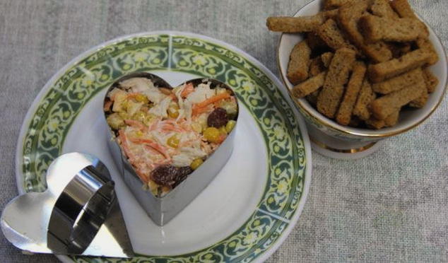 Salade coréenne au poulet, concombre, maïs et carottes