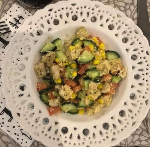 Salade de poulet, concombre, maïs et tomates