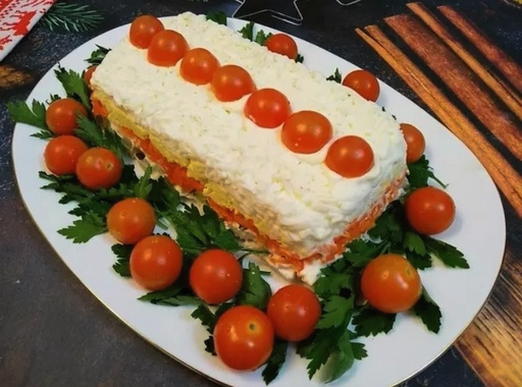 Salade feuilletée au poulet, fromage et concombre