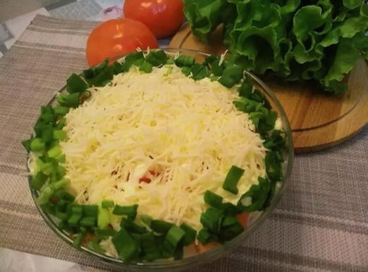 Salade feuilletée au poulet, tomates et fromage