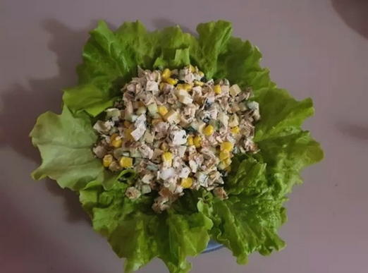 Salade de poulet, fromage, maïs et concombre