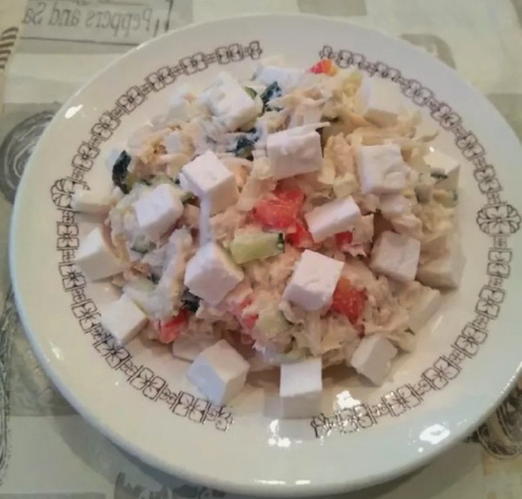 Salade de poulet, fromage, concombre et chou chinois