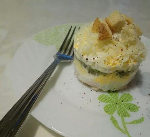 Salade de poulet, fromage, concombre et croûtons