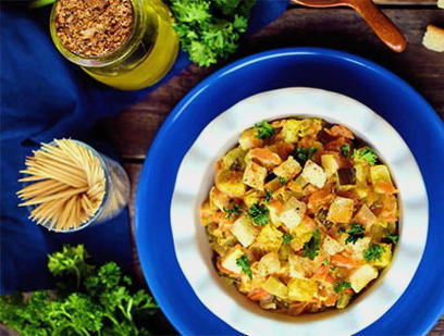 Salade Obzhorka au poulet et croûtons