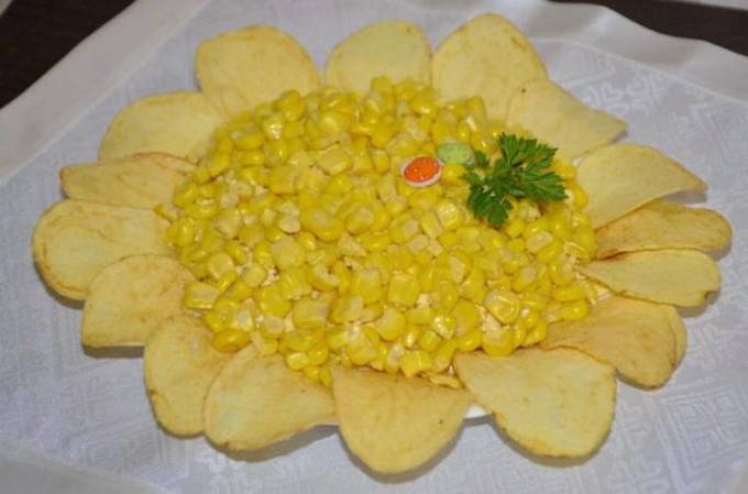 Sunflower salad with chips and corn