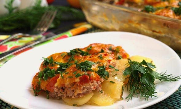 Casserole de pommes de terre au poulet haché et tomates