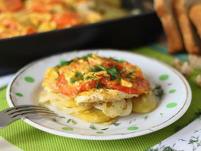 Casserole de pommes de terre avec filet de poulet et tomates