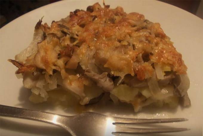 Casserole de pommes de terre au poulet, fromage et champignons au four