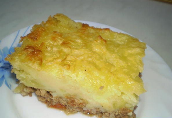 Casserole de pommes de terre au poulet, champignons, fromage et tomates