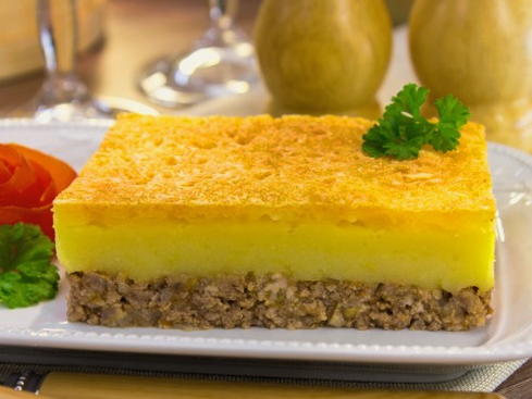 Casserole avec purée de pommes de terre, viande hachée et fromage au four