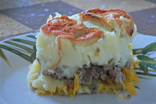 Casserole avec purée de pommes de terre, viande hachée et tomates