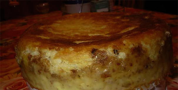 Casserole of mashed potatoes and minced meat in a slow cooker