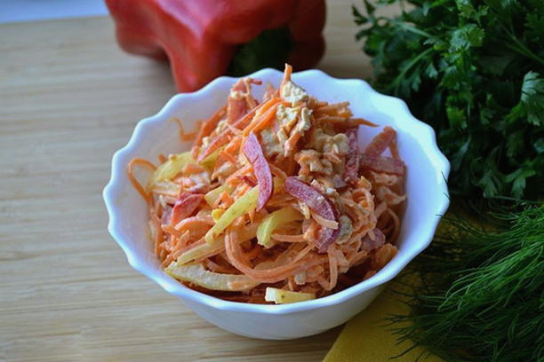 Smoked chicken salad with Korean carrots and bell pepper