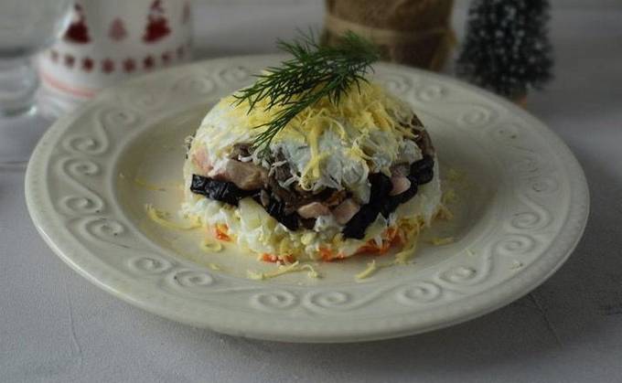 Smoked chicken salad with mushrooms and prunes