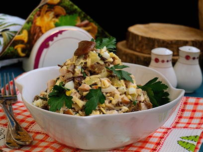 Salade de poulet fumé aux champignons et fromage