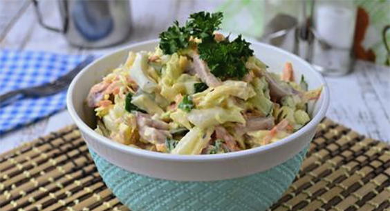 Salade de poulet fumé, chou chinois et concombre