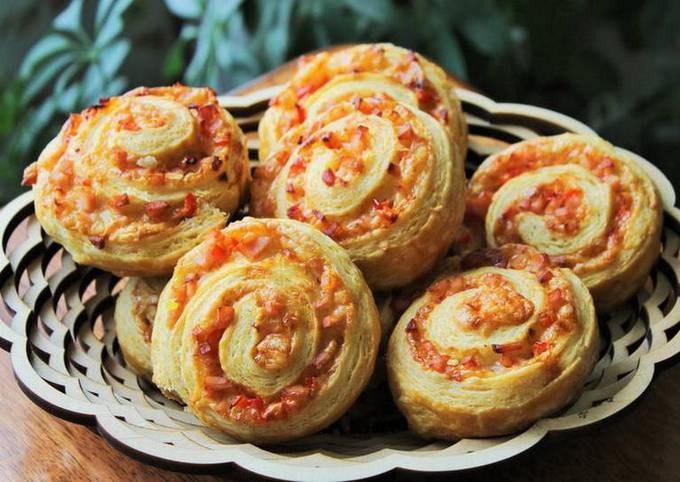 Puff pastry rolls with ham and cheese