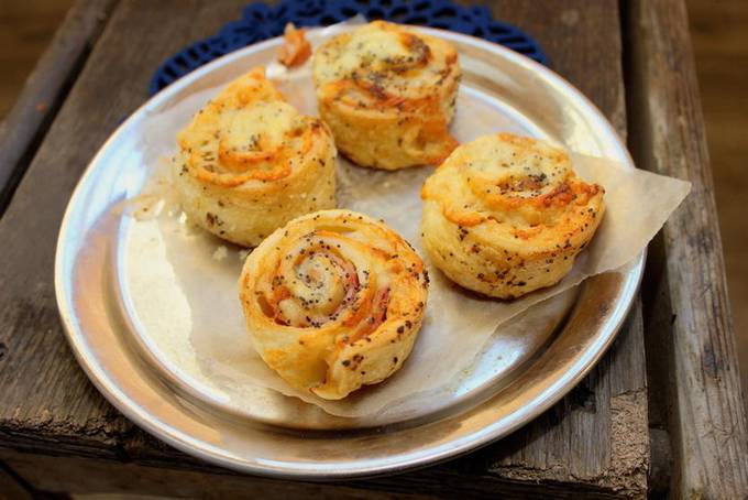 Snails with ham and cheese made from yeast-free puff pastry