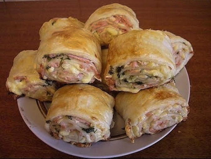 Puff pastry snails with sausage and cheese