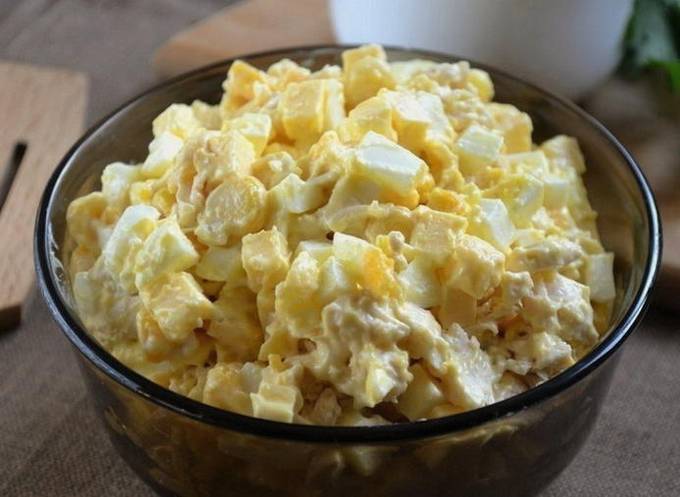 Chicken, cheese, egg and garlic salad