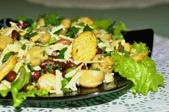 Salade de poulet, champignons, haricots et croûtons