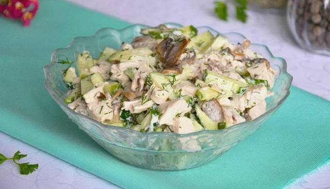 Salade de poulet fumé aux tomates et concombre