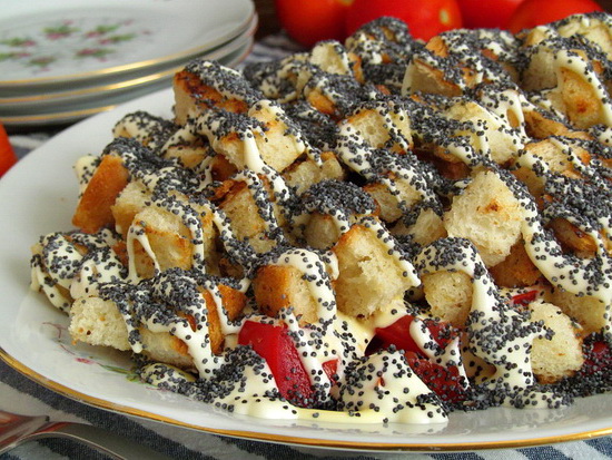 Smoked chicken salad with tomatoes, poppy seeds and croutons