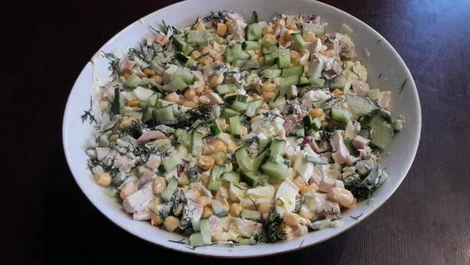 Salade de poulet fumé avec tomates, oeuf et concombre