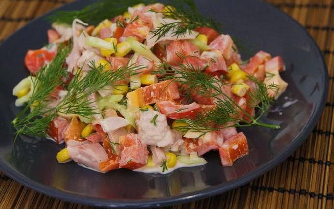 Salade de poulet fumé, tomates et œufs