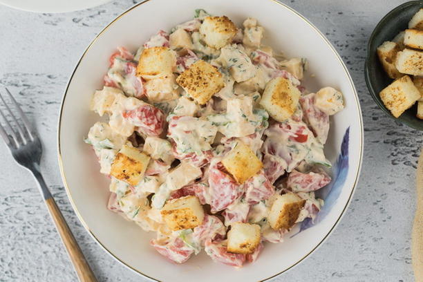 Salade de poulet fumé avec tomates, fromage et croûtons