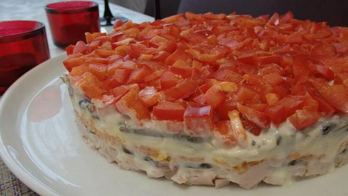 Salade feuilletée au poulet fumé, tomates et fromage