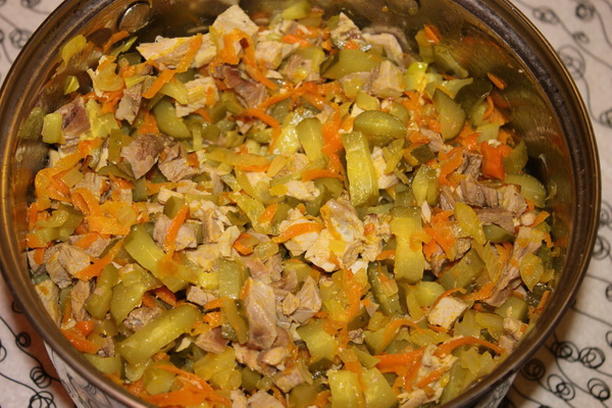 Salade de poulet, cornichons, carottes et oignons