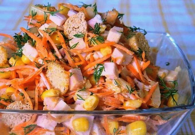 Salade de poulet aux carottes coréennes, maïs et croûtons