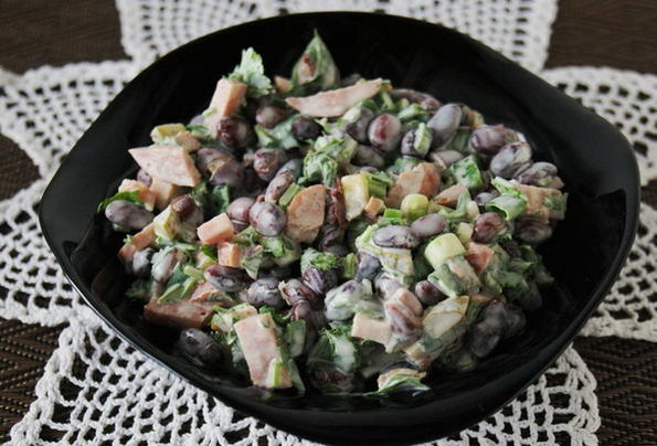 Salade de poulet au concombre et haricots rouges