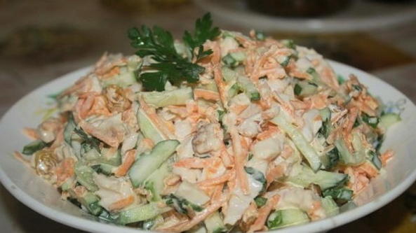 Salade de poulet fumé au concombre frais et carottes coréennes