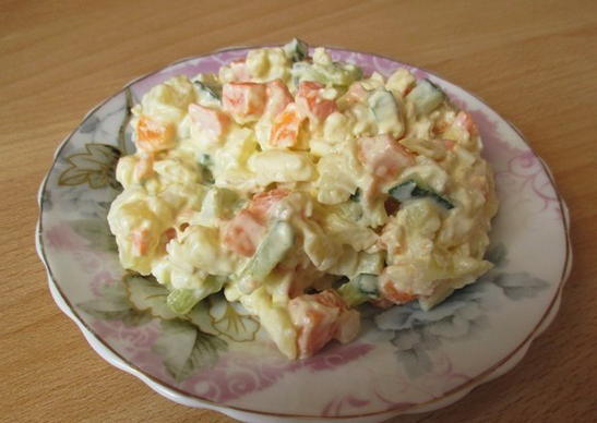 Salade de poulet fumé, concombre frais et tomates