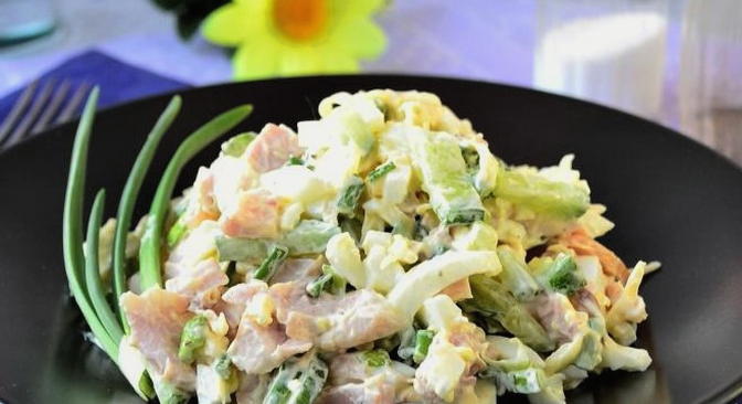 Salade de poulet fumé, concombre frais et fromage