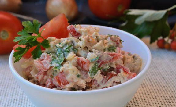 Salade de poulet fumé aux tomates et poivrons