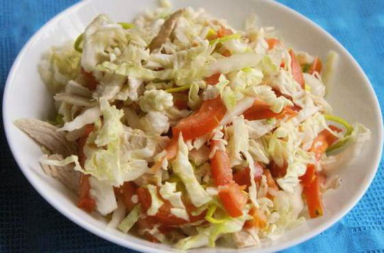 Salade de poulet fumé aux tomates et chou chinois