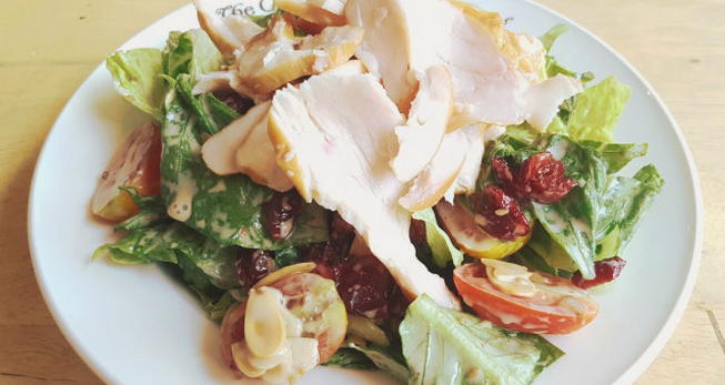 Salade de poulet fumé aux tomates et laitue iceberg