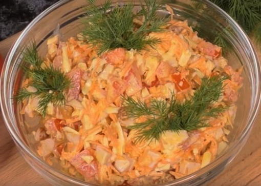 Salade de poulet fumé aux carottes et tomates coréennes