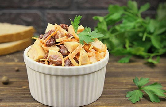 Salade de poulet fumé aux carottes et haricots coréens