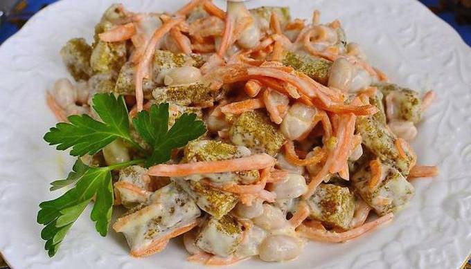 Salade de poulet fumé aux carottes, haricots et croûtons coréens