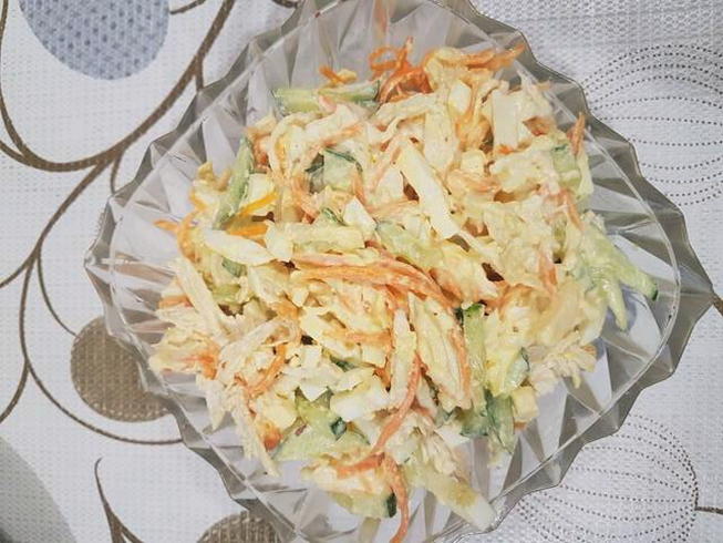 Salade de poulet fumé avec carottes coréennes, concombre et oeuf