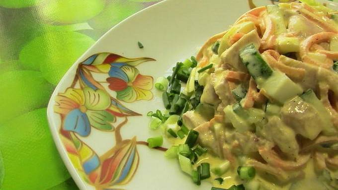 Salade de poulet fumé avec carottes coréennes, concombre et fromage