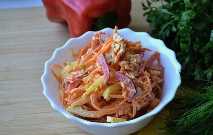 Smoked chicken salad with Korean carrots, corn and pepper