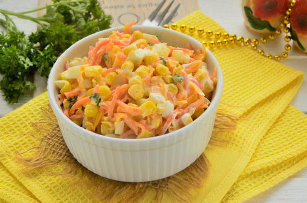 Salade de poulet fumé avec carottes coréennes, maïs et oeuf