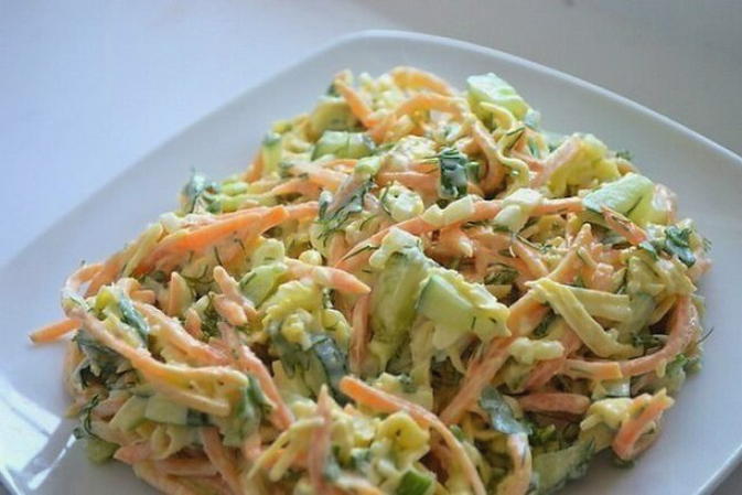 Salade de poulet fumé avec carottes coréennes, maïs et concombre