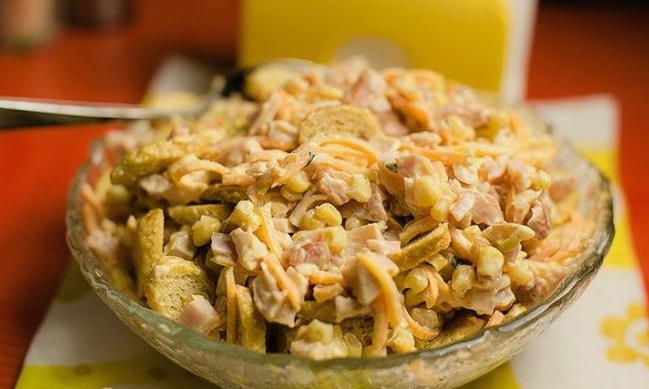 Salade de poulet fumé avec carottes coréennes, maïs et croûtons