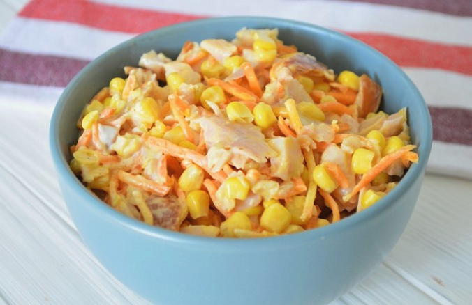 Salade de poulet fumé aux carottes coréennes et maïs